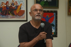 Prabhakar Kolte delivers his talk at Artfest 09, Indiaart Gallery